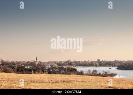 Une vue panoramique sur le village de Deliblato en Serbie, mettant en valeur son paysage rural serein. Le ciel étendu et la campagne tranquille fournissent un Banque D'Images