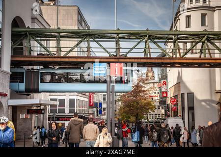 Photo d'Alte Freiheit avec des magasins et des magasins un après-midi à Wuppertal, Allemagne. Alte Freiheit est la principale rue commerçante de Wuppertal, en Allemagne Banque D'Images