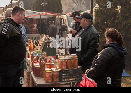 Photo d'un homme vendant des pots de zimnica sur le marché de kacarevo en Serbie. 'Zimnica' est un terme dans la cuisine serbe qui fait référence aux aliments en conserve préparés dans Banque D'Images