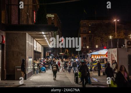 Photo de la gare de Dusseldorf Hbf à Dusseldorf, Allemagne avec des passagers qui se précipitent la nuit. Düsseldorf Hauptbahnhof est la gare principale Banque D'Images