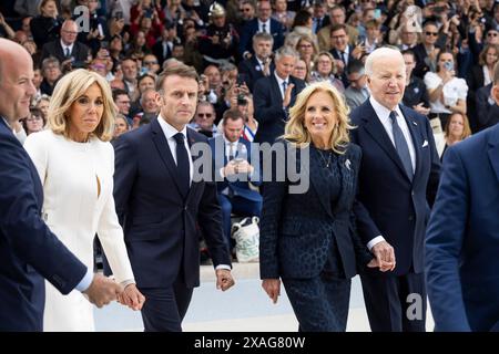 Saint-Laurent-sur-mer, France. 06 juin 2024. De gauche à droite : première dame de France Brigitte Macron, président français Emmanuel Macron, U.. S première dame Jill Biden, et U. S Président Joe Biden, marche ensemble lors de la commémoration du 80e anniversaire au Mémorial d’Omaha Beach, le 6 juin 2024, à Saint-Laurent-sur-mer, en Normandie, France. Crédit : Présidence ukrainienne/Bureau de presse présidentiel ukrainien/Alamy Live News Banque D'Images