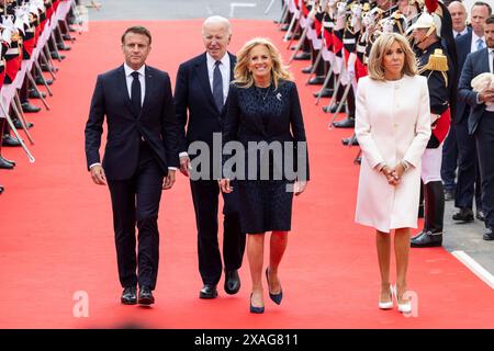 Saint-Laurent-sur-mer, France. 06 juin 2024. De gauche à droite : le président français Emmanuel Macron, U.. S Président Joe Biden, première Dame Jill Biden et première Dame de France Brigitte Macron marchent ensemble lors de la commémoration du 80e anniversaire au Mémorial d’Omaha Beach, le 6 juin 2024, à Saint-Laurent-sur-mer, en Normandie, France. Crédit : Présidence ukrainienne/Bureau de presse présidentiel ukrainien/Alamy Live News Banque D'Images