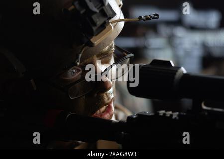 Le 27 mai 2024 - Townsville Field Training Area, Queensland, Australie - lance du corps des Marines des États-Unis Cpl. Joshua Reeves, fusilier de la Golf Company, 2e Bataillon, 5e Régiment de Marines (renforcé), Marine Rotational Force ''" Darwin 24.3, assure la sécurité lors d'un raid lors de l'exercice Southern Jackaroo 24 à Townsville Field Training Area, Queensland, Australie, le 27 mai 2024. Les membres du MRF-d 24,3 déployés dans la TFTA pour participer à l'exercice Southern Jackaroo 24, un exercice multilatéral d'armes combinées organisé avec des capacités et du personnel de l'armée australienne, de l'armée américaine et du corps des Marines, Banque D'Images