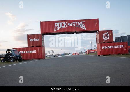 Rock am Ring 2024, 6.6.2024 Der Haupteingang empfängt die Ringrocker - Letzte Arbeiten am Vortag, erste fans sind schon seit Tagen vor Ort, Fast alles ist fertig für Rock am Ring 2024 am Nürburgring Nürburg Nürburgring Rheinland-Pfalz Deutschland *** Rock am Ring 2024, 6 6 2024 L'entrée principale accueille les rockeurs Ring dernier travail la veille, les premiers fans sont sur place depuis des jours, presque tout est prêt pour Rock am Ring 2024 au Nürburgring Nürburg Nürburgring Rhénanie-Palatinat Allemagne Copyright : xBEAUTIFULxSPORTS/Derixx Banque D'Images