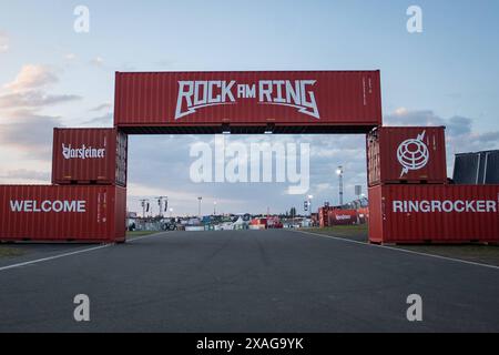 Rock am Ring 2024, 6.6.2024 Der Haupteingang wartet auf die Ringrocker - Letzte Arbeiten am Vortag, erste fans sind schon seit Tagen vor Ort, Fast alles ist fertig für Rock am Ring 2024 am Nürburgring Nürburg Nürburgring Rheinland-Pfalz Deutschland *** Rock am Ring 2024, 6 6 2024 L'entrée principale attend les rockers Ring dernier travail la veille, les premiers fans sont sur place depuis des jours, presque tout est prêt pour Rock am Ring 2024 au Nürburgring Nürburg Nürburgring Rhénanie-Palatinat Allemagne Copyright : xBEAUTIFULxSPORTS/Derixx Banque D'Images