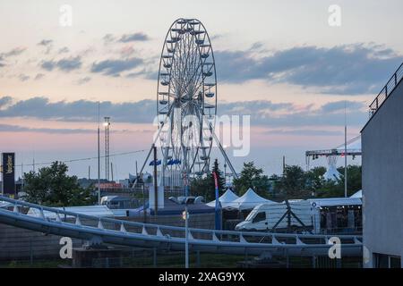 Rock am Ring 2024, 6.6.2024 Das Riesenrad steht und wartet auf Fahrgäste - Letzte Arbeiten am Vortag, erste fans sind schon seit Tagen vor Ort, Fast alles ist fertig für Rock am Ring 2024 am Nürburgring Nürburg Nürburgring Rheinland-Pfalz Deutschland *** Rock am Ring 2024, 6 6 2024 la grande roue est en service et attend les passagers dernier travail la veille, les premiers fans sont sur place depuis des jours, presque tout est prêt pour Rock am Ring 2024 au Nürburgring Nürburg Nürburgring Rhénanie-Palatinat Allemagne Copyright : xBEAUTIFULxSPORTS/Derixx Banque D'Images