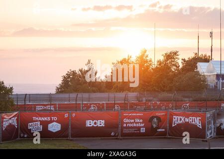 Rock am Ring 2024, 6.6.2024 Sonnenuntergang mit RAR Bannern - Letzte Arbeiten am Vortag, erste fans sind schon seit Tagen vor Ort, Fast alles ist fertig für Rock am Ring 2024 am Nürburgring Nürburg Nürburgring Rheinland-Pfalz Deutschland *** Rock am Ring 2024, 6 6 2024 coucher de soleil avec bannières RAR dernier travail la veille, les premiers fans sont sur place depuis des jours, presque tout est prêt pour Rock am Ring 2024 au Nürburgring Nürburg Nürburgring Rhénanie-Palatinat Allemagne Copyright : xBEAUTIFULxSPORTS/Derixx Banque D'Images