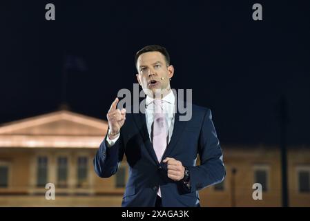 Stefanos Kasselakis, leader du parti SYRIZA, tient la campagne principale pour les élections européennes à Athènes Stefanos Kasselakis, leader du parti SYRIZA, parle aux partisans du parti lors de la campagne principale avant les élections européennes à Athènes. Athènes Grèce Copyright : xNicolasxKoutsokostasxNicolasxKoutsokostasx DSC 202406061262 Banque D'Images