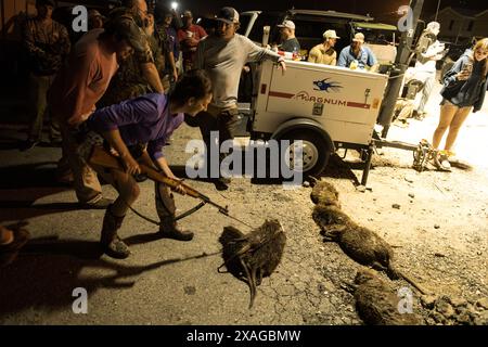 Les chasseurs de nutriments armés exposent fièrement leurs fusils au rodéo annuel Nutria en Louisiane, un événement faisant la promotion de l'abattage du rongeur envahissant. Banque D'Images