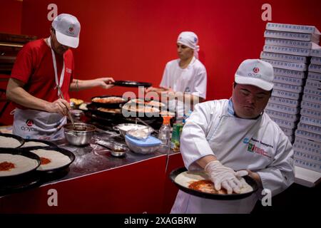 Buenos Aires, Argentine. 06 juin 2024. Les participants du 'Campeonato Mundial de la Pizza y la Empanada', le 'Championnat du monde de Pizza et Empanada', cuisinent des pizzas dans le cadre de la FITHEP Expoalimentaria Latinoamericana 2024, la foire alimentaire latino-américaine organisée en Argentine. Une empanada est une pâtisserie fourrée. Crédit : Cristina Sille/dpa/Alamy Live News Banque D'Images