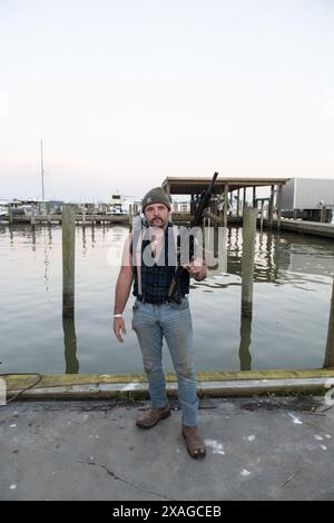 Les chasseurs de nutriments armés exposent fièrement leurs fusils au rodéo annuel Nutria en Louisiane, un événement faisant la promotion de l'abattage du rongeur envahissant. Banque D'Images