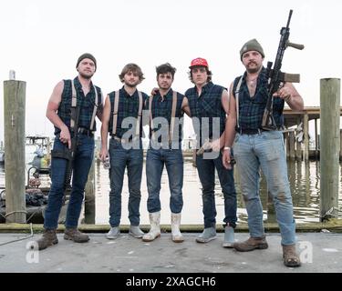 Les chasseurs de nutriments armés exposent fièrement leurs fusils au rodéo annuel Nutria en Louisiane, un événement faisant la promotion de l'abattage du rongeur envahissant. Banque D'Images