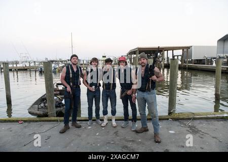 Les chasseurs de nutriments armés exposent fièrement leurs fusils au rodéo annuel Nutria en Louisiane, un événement faisant la promotion de l'abattage du rongeur envahissant. Banque D'Images