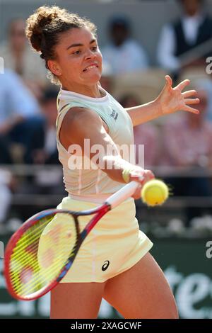 Paris, France. 6 juin 2024. Jasmine Paolini revient une chance lors de la demi-finale féminine en simple entre Jasmine Paolini, d'Italie, et Mirra Andreeva, de Russie, au tournoi français de tennis à Roland Garros, à Paris, le 6 juin 2024. Crédit : Meng Dingbo/Xinhua/Alamy Live News Banque D'Images
