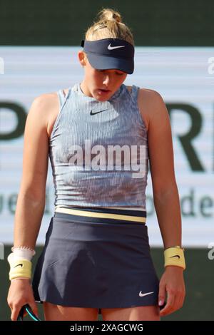 Paris, France. 6 juin 2024. Mirra Andreeva réagit lors de la demi-finale féminine en simple entre Jasmine Paolini, d'Italie, et Mirra Andreeva, de Russie, au tournoi français de tennis à Roland Garros, à Paris, le 6 juin 2024. Crédit : Meng Dingbo/Xinhua/Alamy Live News Banque D'Images