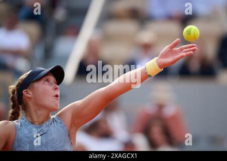 Paris, France. 6 juin 2024. Mirra Andreeva participe à la demi-finale féminine en simple entre Jasmine Paolini, d'Italie, et Mirra Andreeva, de Russie, au tournoi français de tennis à Roland Garros, à Paris, le 6 juin 2024. Crédit : Meng Dingbo/Xinhua/Alamy Live News Banque D'Images