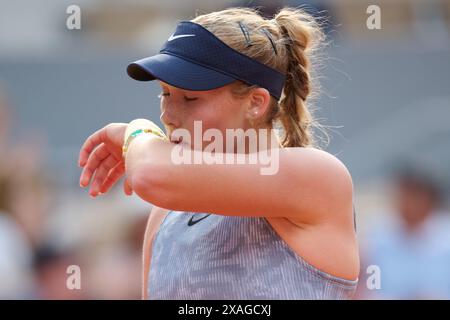 Paris, France. 6 juin 2024. Mirra Andreeva réagit lors de la demi-finale féminine en simple entre Jasmine Paolini, d'Italie, et Mirra Andreeva, de Russie, au tournoi français de tennis à Roland Garros, à Paris, le 6 juin 2024. Crédit : Meng Dingbo/Xinhua/Alamy Live News Banque D'Images