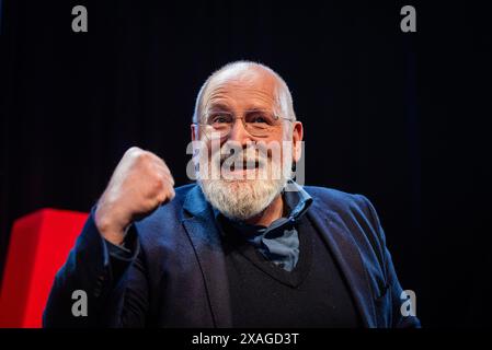 Utrecht, Utrecht, pays-Bas. 6 juin 2024. Le chef du Parti travailliste néerlandais FRANS TIMMERMANS dynamise ses partisans et ses collègues politiques. Le 6 juin 2024, les membres et candidats de GroenLinks et Partij van de Arbeid se sont rassemblés pour observer les élections parlementaires européennes. La soirée a commencé par l'anxiété, mais à mesure que les résultats sont arrivés, la peur s'est transformée en célébration. (Crédit image : © James Petermeier/ZUMA Press Wire) USAGE ÉDITORIAL SEULEMENT! Non destiné à UN USAGE commercial ! Banque D'Images