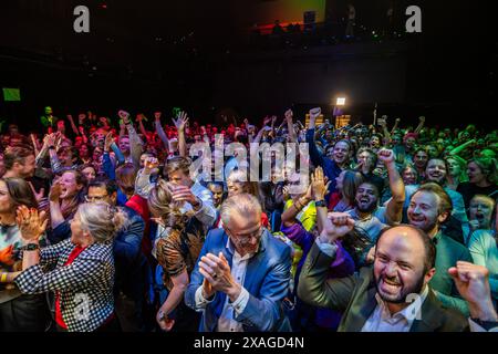 Utrecht, Utrecht, pays-Bas. 6 juin 2024. Les partisans et les politiciens de GroenLinks-PvdA célèbrent les résultats des élections parlementaires européennes. Le 6 juin 2024, les membres et candidats de GroenLinks et Partij van de Arbeid se sont rassemblés pour observer les élections parlementaires européennes. La soirée a commencé par l'anxiété, mais à mesure que les résultats sont arrivés, la peur s'est transformée en célébration. (Crédit image : © James Petermeier/ZUMA Press Wire) USAGE ÉDITORIAL SEULEMENT! Non destiné à UN USAGE commercial ! Banque D'Images