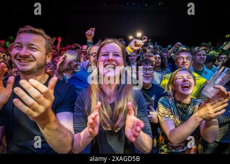 Utrecht, Utrecht, pays-Bas. 6 juin 2024. Les partisans et les politiciens de GroenLinks-PvdA célèbrent les résultats des élections parlementaires européennes. Le 6 juin 2024, les membres et candidats de GroenLinks et Partij van de Arbeid se sont rassemblés pour observer les élections parlementaires européennes. La soirée a commencé par l'anxiété, mais à mesure que les résultats sont arrivés, la peur s'est transformée en célébration. (Crédit image : © James Petermeier/ZUMA Press Wire) USAGE ÉDITORIAL SEULEMENT! Non destiné à UN USAGE commercial ! Banque D'Images