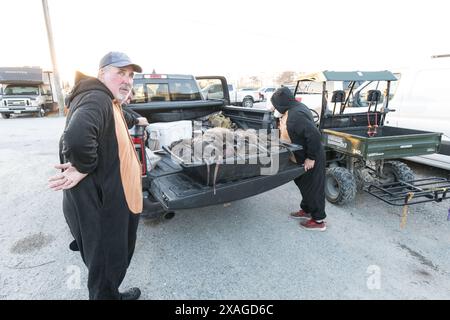 Les chasseurs déchargent un camion de carcasses de nutria chassées à Venice Marina lors de l'événement annuel Nutria Rodeo à Venice, en Louisiane. Banque D'Images