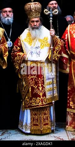 Cérémonie orthodoxe grecque devant l'église du Saint Sépulcre. Patriarche Théophile III de Jérusalem debout au centre. Vieille ville de Jérusalem Banque D'Images