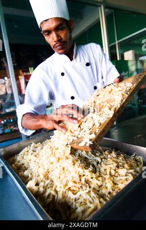 Kotu Roti étant haché dans un restaurant populaire à Kandy, Sri Lanka. Banque D'Images