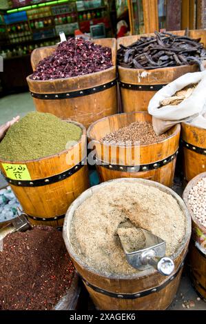 Épices à vendre dans l'ancien marché aux épices du bazar Khan El Khalili au Caire, Egypte. Banque D'Images