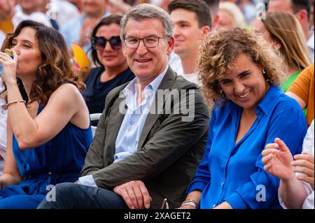 Madrid, Espagne. 06 juin 2024. Isabel Diaz Ayuso (G), présidente de la Communauté de Madrid et figure de proue du PP, Alberto Nunez Feijoo (C), président du PP, et Dolors Montserrat (R), candidat PP aux élections au Parlement européen, vu lors de la cérémonie de clôture de la campagne électorale du Parti populaire pour les élections au Parlement européen. (Photo Alberto Gardin/SOPA images/SIPA USA) crédit : SIPA USA/Alamy Live News Banque D'Images