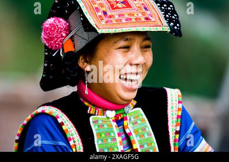 Portrait d'une femme Yi ( Lolo ) prise dans un village du sud de la province du Yunnan, en Chine. Banque D'Images