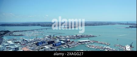 Vue sur le pont du port d'Auckland depuis la Sky Tower à Auckalnd, Nouvelle-Zélande. Banque D'Images