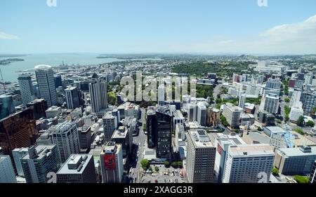 Vue sur le quartier central des affaires d'Auckland depuis l'observatoire de la Sky Tower. Auckland, Nouvelle-Zélande. Banque D'Images