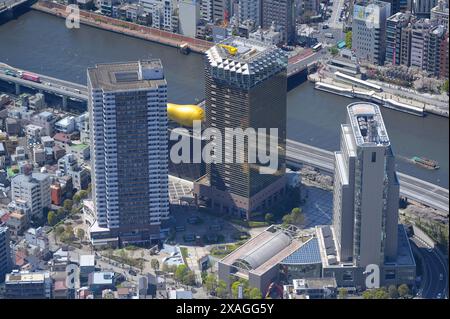 Le siège social le plus reconnaissable d'Asahi Group Holdings, Ltd. conçu par Philippe Starck, Tokyo JP (aérien) Banque D'Images