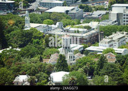 Vue de la Tour de l'horloge sur le campus de la ville de l'université d'Auckland, Nouvelle-Zélande. Banque D'Images