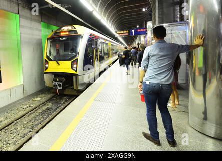 L'Auckland Transports train électrique relie les banlieues au centre-ville. Banque D'Images