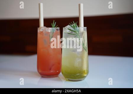 Cocktails rafraîchissants d'été avec glace et romarin sur la table Banque D'Images