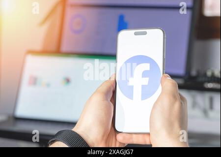 New York, États-Unis - 6 juin 2024 : service Facebook sur l'écran de smartphone dans les mains vue rapprochée sur fond de technologie Banque D'Images