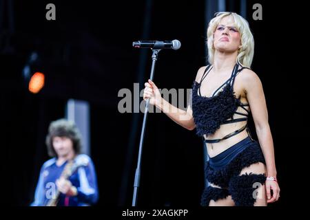 Porto, Portugal. 06 juin 2024. La chanteuse Amy Taylor du groupe Amyl and the Sniffers se produit sur scène lors du Primavera Sound Festival à Porto. Porto Primavera Sound 2024 se tient entre le 6 et le 8 juin. PJ Harvey, SZA, Lana Del Rey et Pulp sont les têtes d’affiche du festival de cette année, un événement musical qui a débuté ce jeudi au Porto City Park. Des milliers de personnes ont assisté au festival lors de la représentation d'Amy Taylor and the Sniffers. Crédit : SOPA images Limited/Alamy Live News Banque D'Images