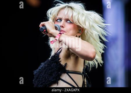 Porto, Portugal. 06 juin 2024. La chanteuse Amy Taylor du groupe Amyl and the Sniffers se produit sur scène lors du Primavera Sound Festival à Porto. Porto Primavera Sound 2024 se tient entre le 6 et le 8 juin. PJ Harvey, SZA, Lana Del Rey et Pulp sont les têtes d’affiche du festival de cette année, un événement musical qui a débuté ce jeudi au Porto City Park. Des milliers de personnes ont assisté au festival lors de la représentation d'Amy Taylor and the Sniffers. Crédit : SOPA images Limited/Alamy Live News Banque D'Images