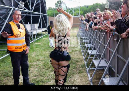 Porto, Portugal. 06 juin 2024. La chanteuse Amy Taylor du groupe Amyl and the Sniffers se produit sur scène lors du Primavera Sound Festival à Porto. Porto Primavera Sound 2024 se tient entre le 6 et le 8 juin. PJ Harvey, SZA, Lana Del Rey et Pulp sont les têtes d’affiche du festival de cette année, un événement musical qui a débuté ce jeudi au Porto City Park. Des milliers de personnes ont assisté au festival lors de la représentation d'Amy Taylor and the Sniffers. Crédit : SOPA images Limited/Alamy Live News Banque D'Images