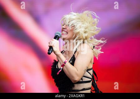 Porto, Portugal. 06 juin 2024. La chanteuse Amy Taylor du groupe Amyl and the Sniffers se produit sur scène lors du Primavera Sound Festival à Porto. Porto Primavera Sound 2024 se tient entre le 6 et le 8 juin. PJ Harvey, SZA, Lana Del Rey et Pulp sont les têtes d’affiche du festival de cette année, un événement musical qui a débuté ce jeudi au Porto City Park. Des milliers de personnes ont assisté au festival lors de la représentation d'Amy Taylor and the Sniffers. Crédit : SOPA images Limited/Alamy Live News Banque D'Images