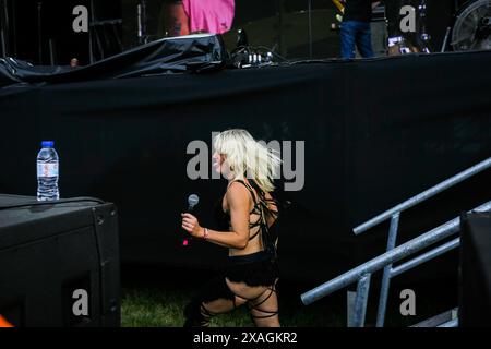 Porto, Portugal. 06 juin 2024. La chanteuse Amy Taylor du groupe Amyl and the Sniffers se produit sur scène lors du Primavera Sound Festival à Porto. Porto Primavera Sound 2024 se tient entre le 6 et le 8 juin. PJ Harvey, SZA, Lana Del Rey et Pulp sont les têtes d’affiche du festival de cette année, un événement musical qui a débuté ce jeudi au Porto City Park. Des milliers de personnes ont assisté au festival lors de la représentation d'Amy Taylor and the Sniffers. Crédit : SOPA images Limited/Alamy Live News Banque D'Images