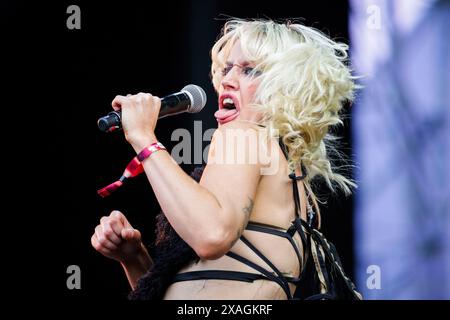 Porto, Portugal. 06 juin 2024. La chanteuse Amy Taylor du groupe Amyl and the Sniffers se produit sur scène lors du Primavera Sound Festival à Porto. Porto Primavera Sound 2024 se tient entre le 6 et le 8 juin. PJ Harvey, SZA, Lana Del Rey et Pulp sont les têtes d’affiche du festival de cette année, un événement musical qui a débuté ce jeudi au Porto City Park. Des milliers de personnes ont assisté au festival lors de la représentation d'Amy Taylor and the Sniffers. Crédit : SOPA images Limited/Alamy Live News Banque D'Images