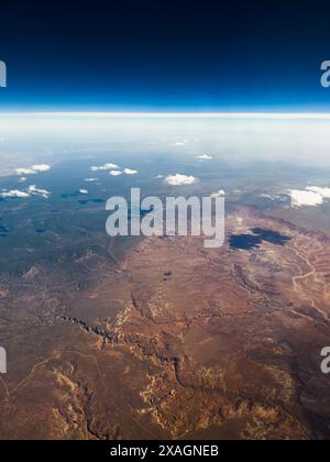 Areal vue d'un avion commercial de l'Arizona paysage aride avec ciel bleu Banque D'Images