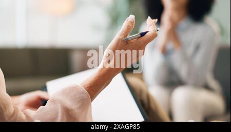 Psychologie, thérapeute et patient ou counseling avec les mains en consultation pour le soutien et la thérapie de la santé mentale. Psychologue, discussion et expert Banque D'Images