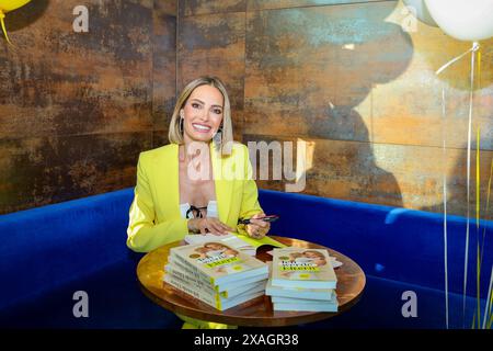 Buchpremiere Sarah Valentina Winkhaus Ich werde Eltern, Autorin Sarah Valentina Winkhaus signiert ihr Buch Düsseldorf Paris Club NRW Deutschland *** lancement du livre Sarah Valentina Winkhaus Ich werde Eltern, auteur Sarah Valentina Winkhaus signe son livre Düsseldorf Paris Club NRW Allemagne Banque D'Images