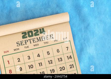 Septembre 2024 calendrier plat repose sur fond bleu avec espace de copie. Banque D'Images