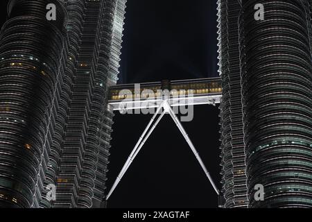 Superbe vue nocturne sur le pont reliant les emblématiques tours jumelles Petronas dans la capitale malaisienne Kuala Lumpur Banque D'Images