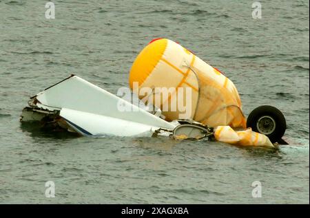 Photo du dossier datée du 25/08/13 de l'épave d'un hélicoptère Super Puma L2 qui s'est abattu en mer du Nord avec la perte de quatre vies à 18h20 vendredi, environ deux miles à l'ouest de l'aéroport de Sumburgh sur Shetland alors qu'il revenait à l'île de la plate-forme de forage Borgsten Dolphin. Des centaines de travailleurs du secteur pétrolier et gazier de la mer du Nord ont juré de ne plus jamais mettre le pied sur un modèle d'hélicoptère impliqué dans une série d'accidents mortels au milieu de spéculations sur leur réintroduction potentielle. Date d'émission : vendredi 7 juin 2024. Banque D'Images