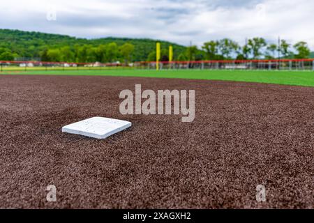 Vue de la troisième base du terrain de softball en gazon synthétique du lycée. Banque D'Images